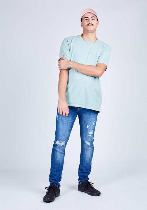 Calça jeans com rasgos