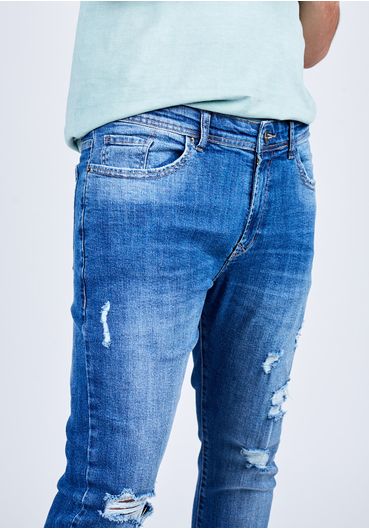 Calça jeans com rasgos