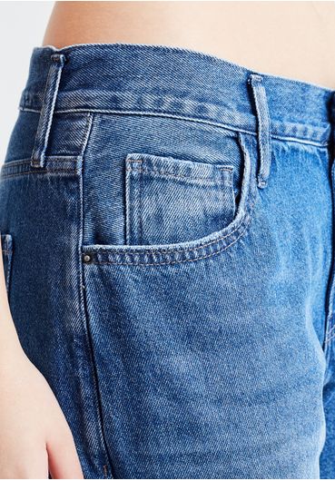 Calça jeans reta cintura baixa com rasgos