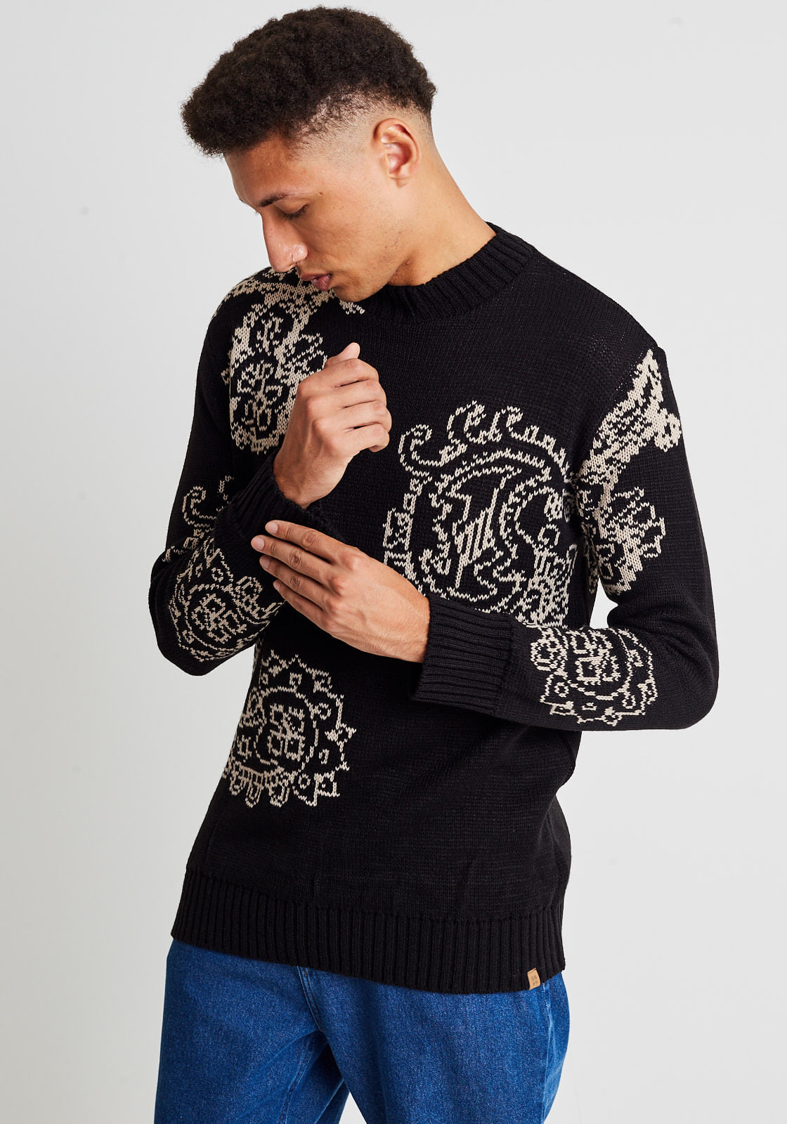 modelo com blusa de tricot preto estampa paisley
