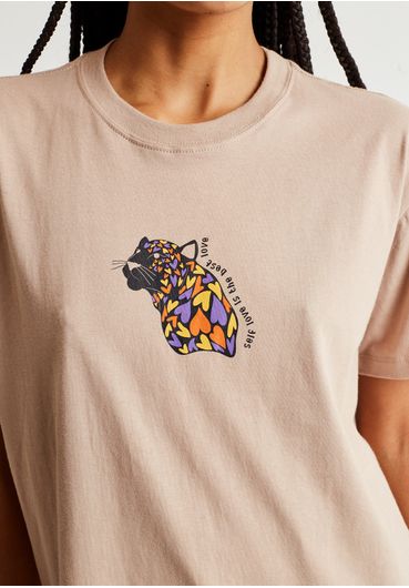 Camiseta manga curta onça corações coloridos