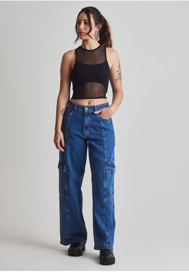 Calça jeans wide leg cintura alta com bolsos cargo