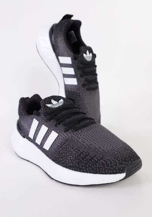 Tênis Adidas Swift Run 22