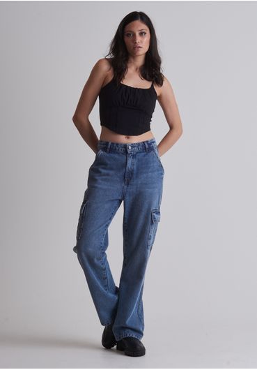 Calça jeans reta cintura alta bolsos cargo