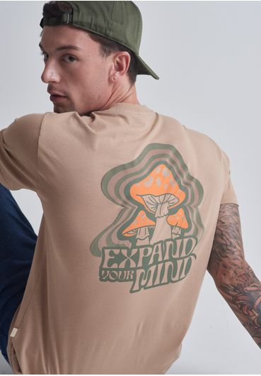 Camiseta estampa cogumelos expand your