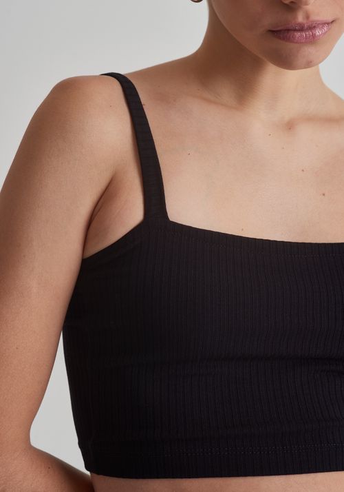 Top básico canelado preto