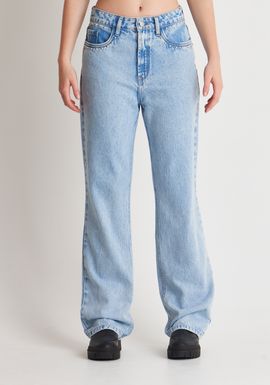 Calça jeans com taxas no cós