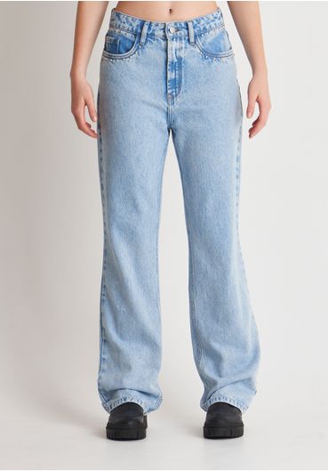 Calça jeans com taxas no cós