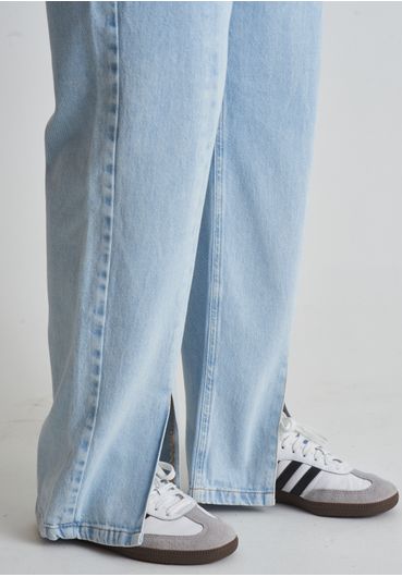 Calça jeans com fenda