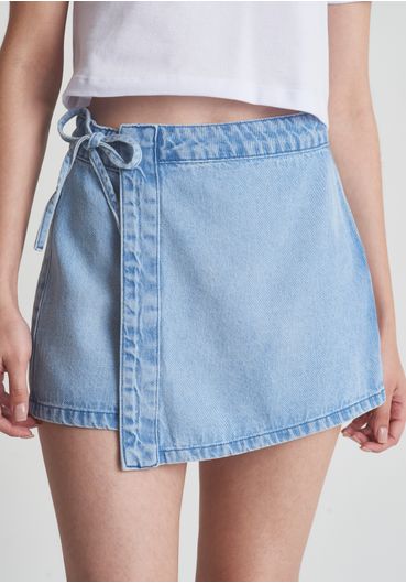 Short jeans transpassado com amarração