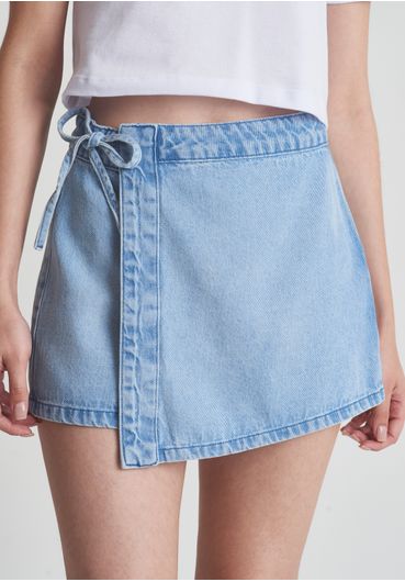 Short saia jeans com transpasse e amarração