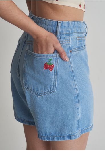 Short jeans com bordado de morango no bolso