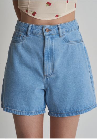 Short jeans com bordado de morango no bolso