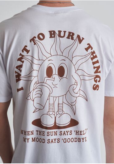 Camiseta em algodão estampa burn things