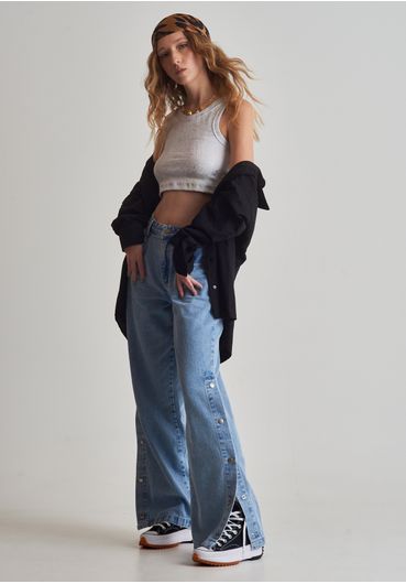 Calça jeans wide leg com botões na lateral