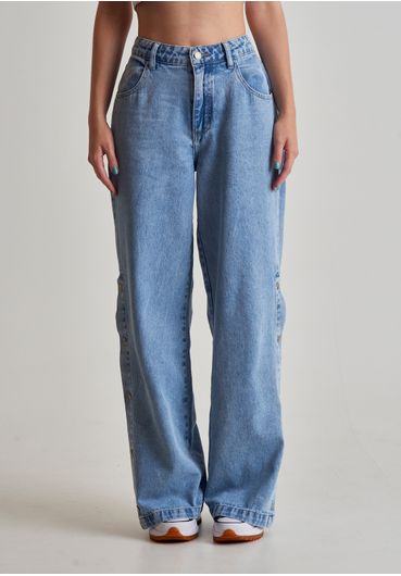 Calça jeans wide leg com botões na lateral