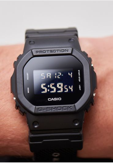 Relógio Casio g-shock digital DW-5600BBN-1DR