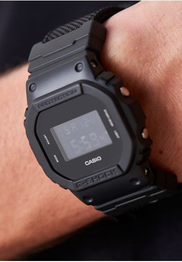 Relógio Casio g-shock digital DW-5600BBN-1DR