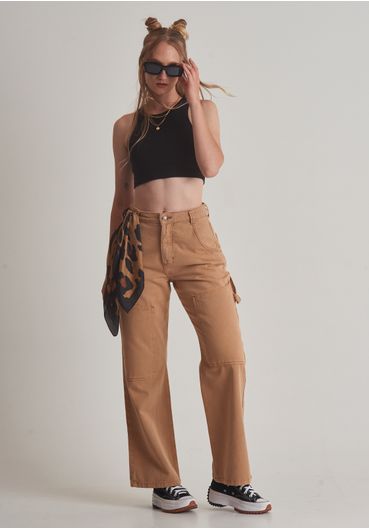 Calça wide leg em sarja com bolsos carpinteiro