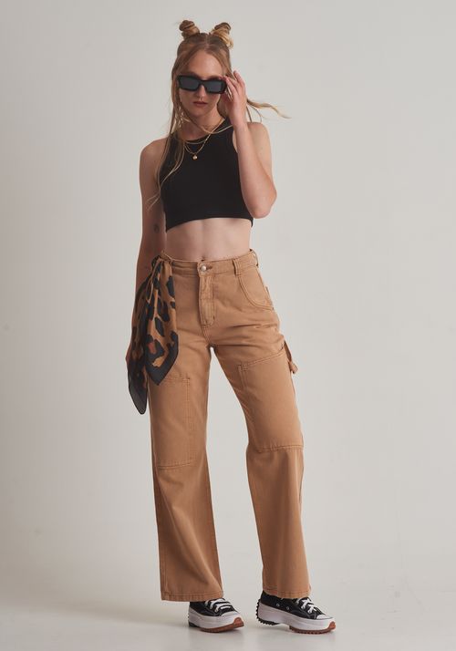 Calça sarja wide leg bolso carpinteiro