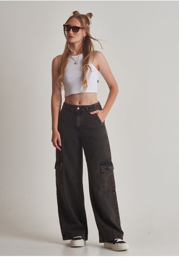 Calça jeans wide leg bolsos cargo