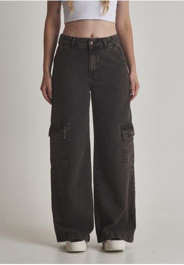 Calça jeans wide leg bolsos cargo