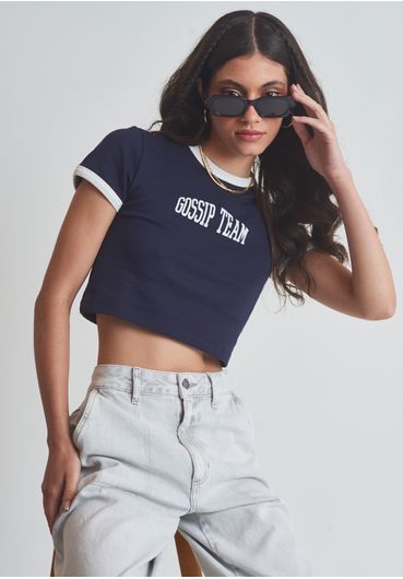 Cropped baby tee estampa gossip team