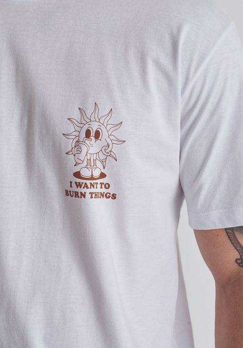 Camiseta em algodão estampa burn things