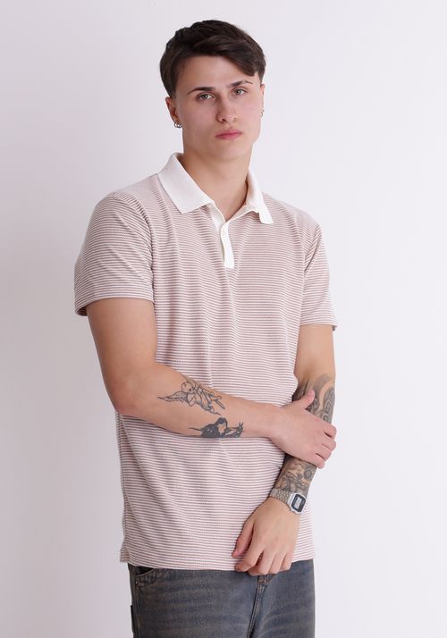 Camiseta polo listrada com bordado nas costas