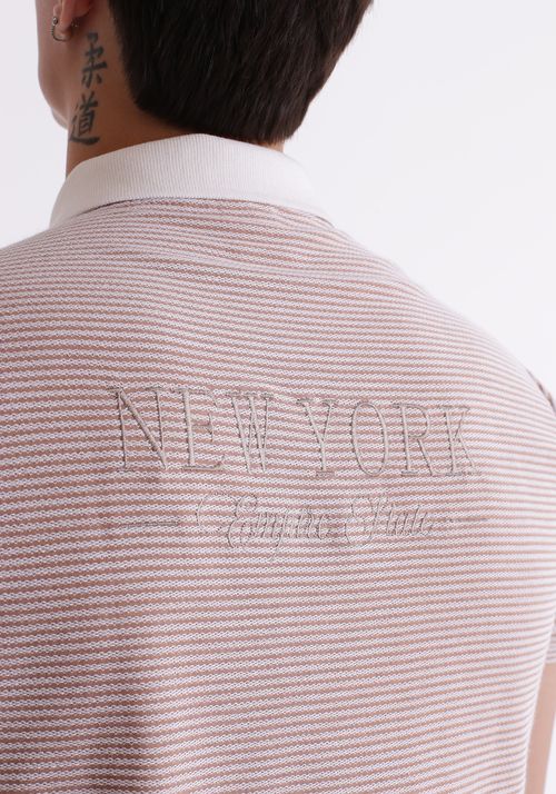Camiseta polo listrada com bordado nas costas