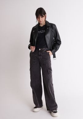Calça de sarja com bolsos cargo