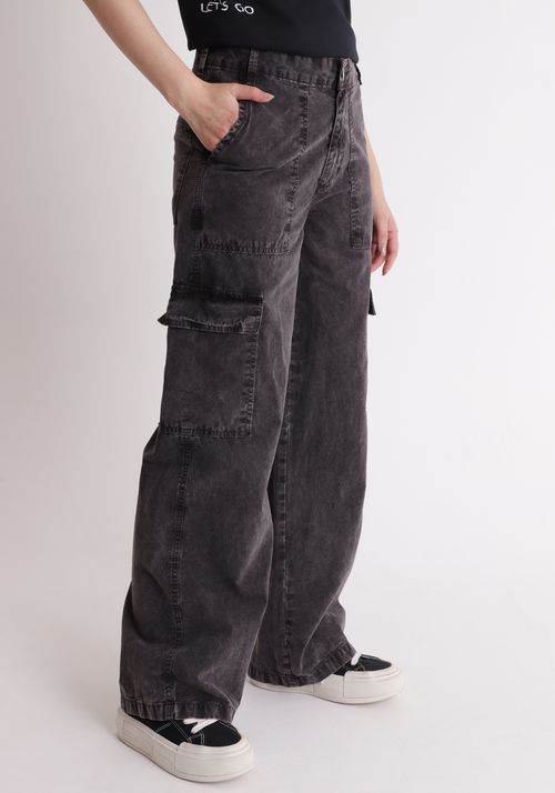 Calça de sarja com bolsos cargo