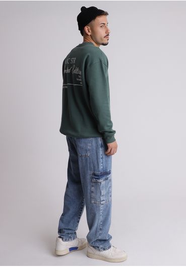Calça jeans cargo com pregas nos bolsos