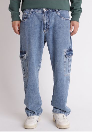 Calça jeans cargo com pregas nos bolsos