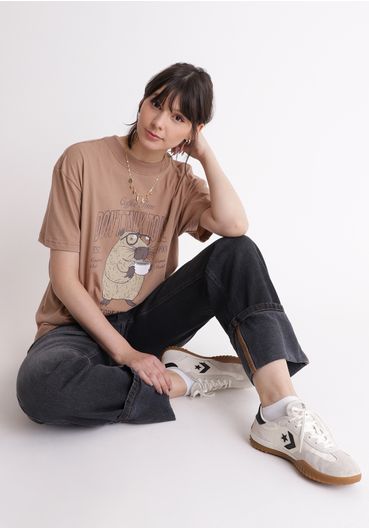 Camiseta oversized estampa capivara