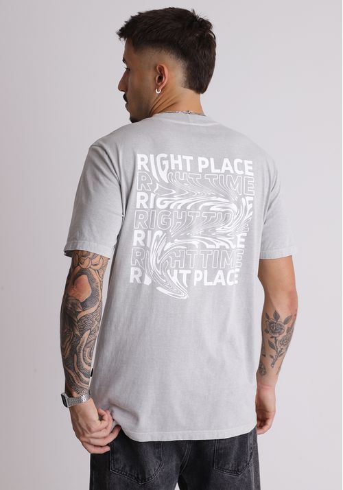 Camiseta em algodão estampa right place time