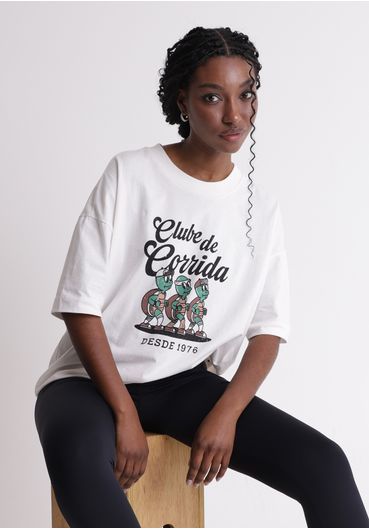 Camiseta oversized estampa clube de corrida