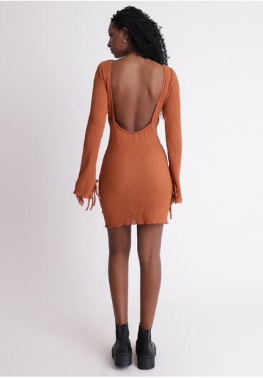 Vestido manga flare com decote nas costas