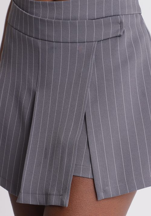 Short saia risca de giz