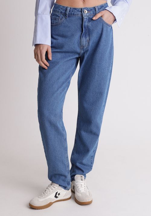 Calça jeans mom cintura média