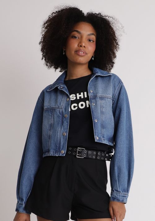 Jaqueta jeans cropped com puídos