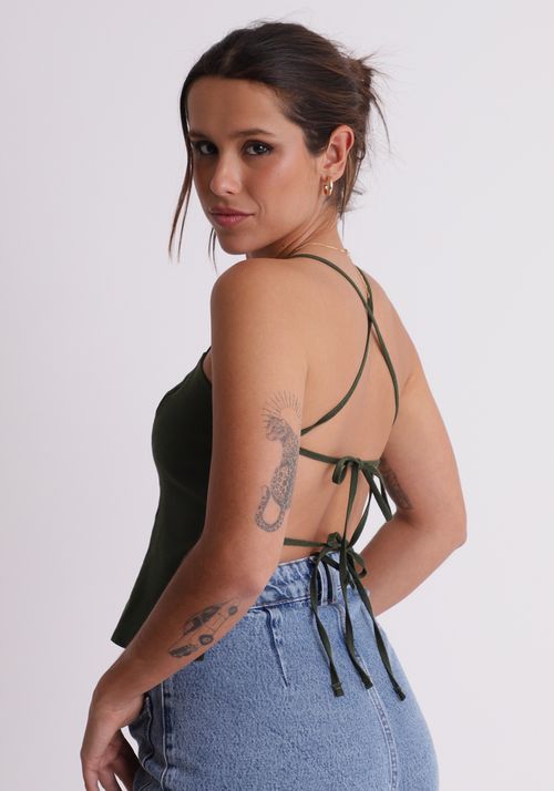 Blusa com amarração e decote nas costas