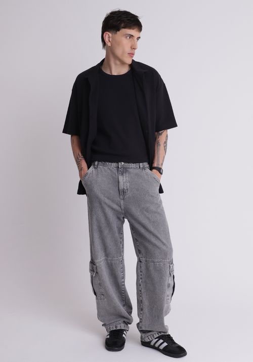 Calça jeans com bolsos cargo