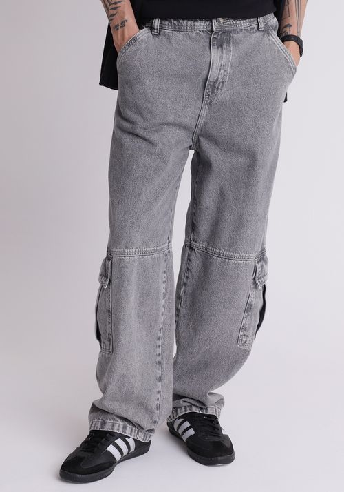 Calça jeans com bolsos cargo