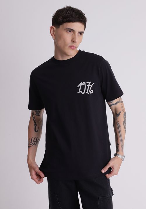 Camiseta em algodão estampa urban trip 1976