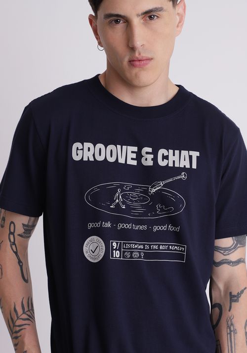 Camiseta em algodão estampa groove e chat