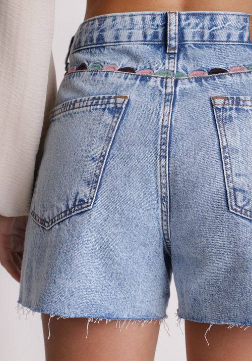 Short Jeans com Bordado nas Costas