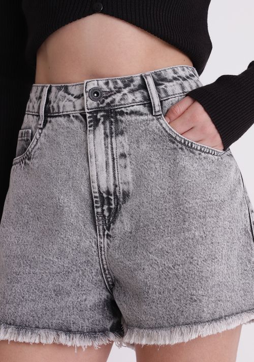 Short jeans barra desfiada