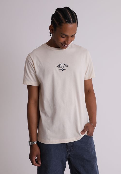 Camiseta com bordado estampa yacht club