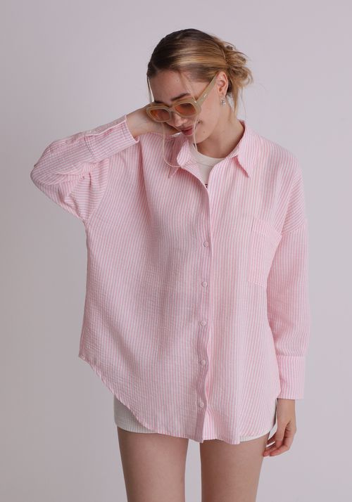Camisa oversized listrada com bolso